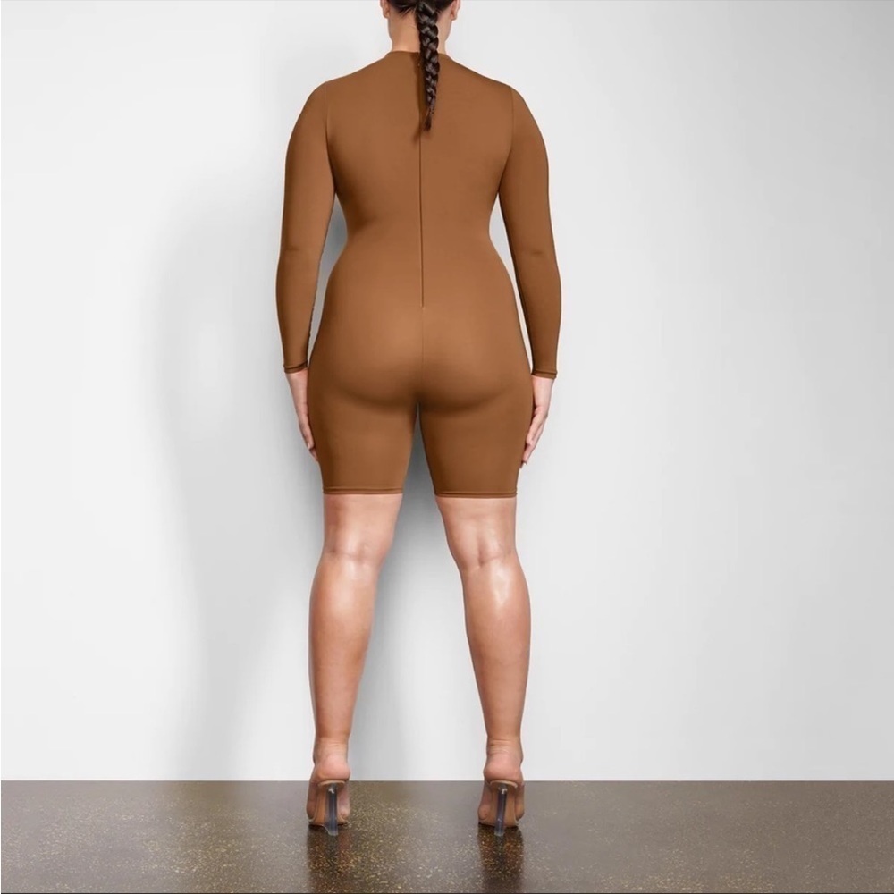 NWT Skims 4X All-In-One Long Sleeve Mid Thigh Onesie Bodysuit Caramel MSRP $98 - Picture 3 of 5